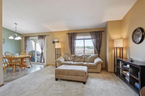 204 Ridgewood Dr, Chaska MN 55318 exterior