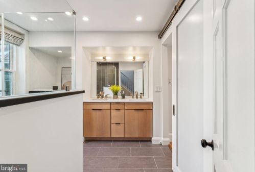 131 Bainbridge St, Philadelphia PA 19147-1810 exterior