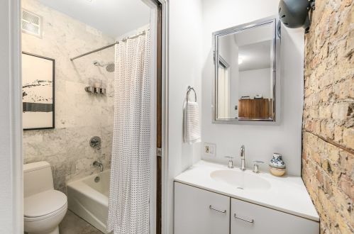 832 Wolfram St, Chicago IL 60657-5108 exterior