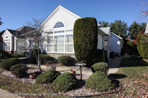 27 Florence Dr, Lakehurst, NJ 08759-6083