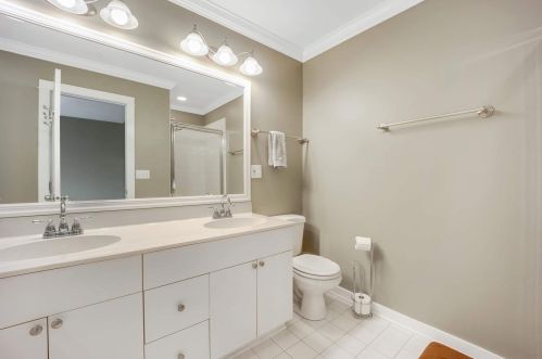 1905 Grace St, Chicago IL 60613-2901 exterior