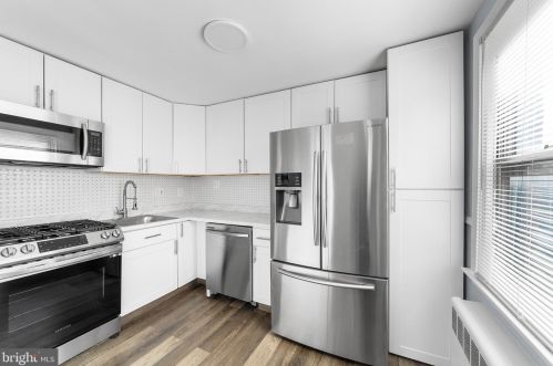 3237 Guilford St, Philadelphia PA 19152-4504 exterior