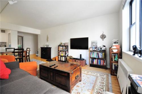 200 28th St, New York NY  10016-8539 exterior