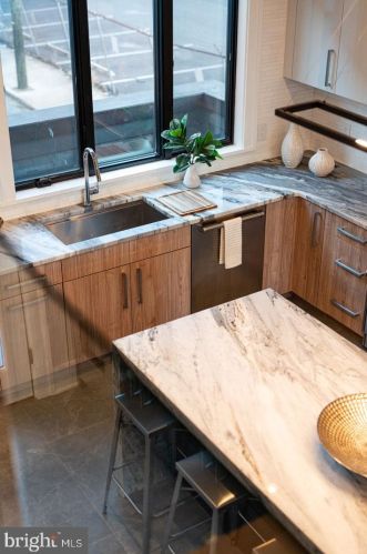 722 Broad St, Philadelphia PA 19146-3119 exterior