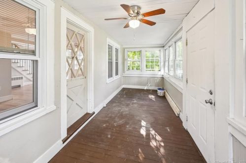 43 St, Windsor Locks CT 06096-1357 exterior