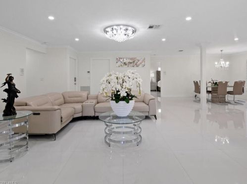 9980 Vanderbilt Dr, Naples FL 34108-2170 exterior