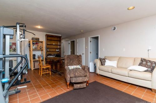 121 Wellers Brg Rd, Roxbury CT 06783-1616 exterior