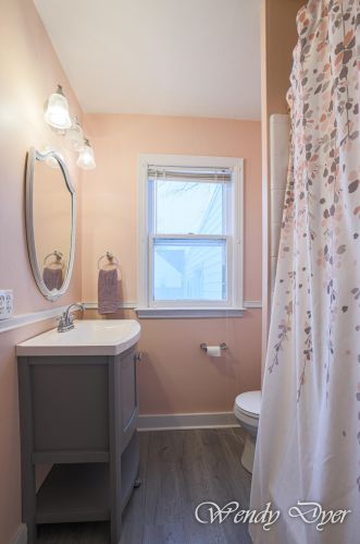 1042 Northlawn St, Grand Rapids MI 49505-3717 exterior