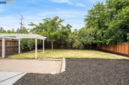 1143 Carey Dr, Concord CA 94520-4337 exterior