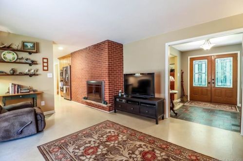 1 Cullens Hl Rd, Derby CT exterior