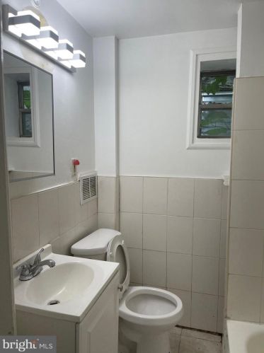 2602 Marshall St, Philadelphia PA 19148-4612 exterior