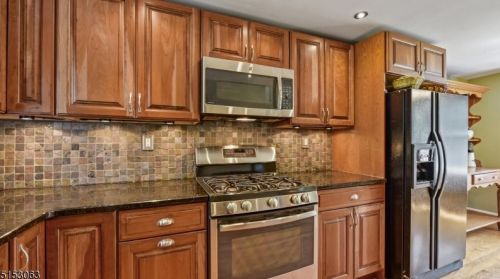 128 Mohawk Dr, Cranford NJ 07016-3364 exterior