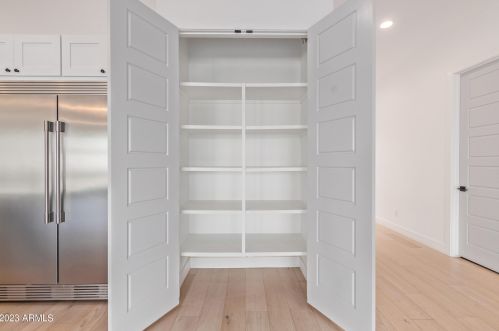 4239 42nd St, Phoenix AZ  85018-4207 exterior