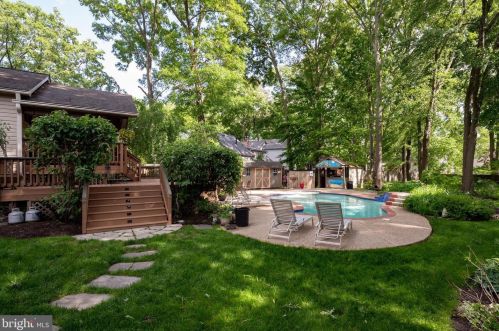 1803 Cool Spg Dr, Alexandria VA 22308-1630 exterior