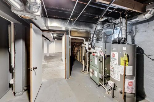 2830 Barry Ave, Chicago IL  60618-7016 exterior