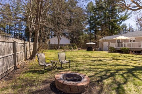 15 Ayers Ln, Dover NH 03820-4643 exterior