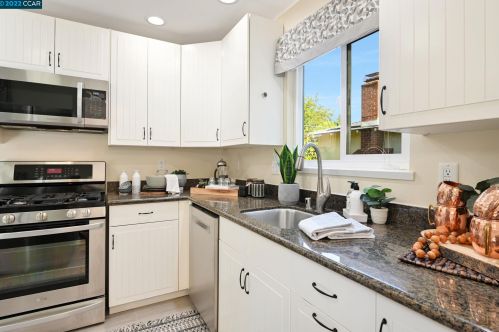 933 Santa Lucia Dr, Concord CA 94523-2366 exterior