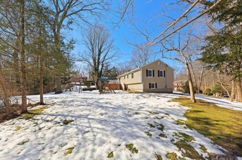 28 Gln Ave, Norwalk CT 06850-1835 exterior