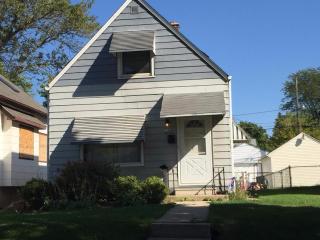 5716 41st St, Milwaukee, WI 53221-3918