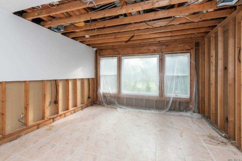 19 Tree Hollow Ln, Huntington Station NY  11746-6315 exterior