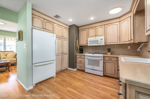 807 Bowline Dr, Lacey NJ 08731-3006 exterior