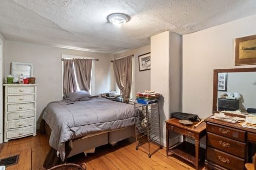 617 Grv St, Newton MA 02466-2209 exterior