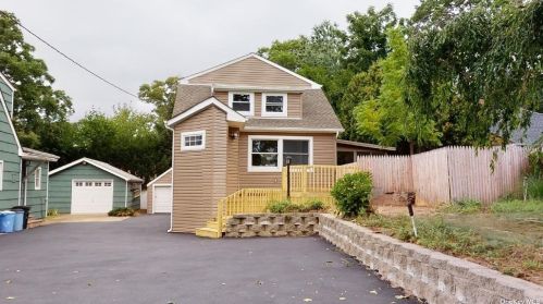 59 20 St, Huntington Station NY 11746-3202 exterior