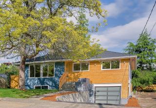 8526 Densmore Ave, Seattle WA  98103-4047 exterior