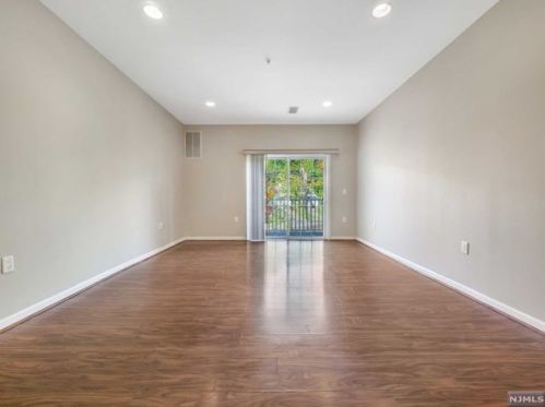 1303 Gatherings Dr, Paterson NJ 07508-1380 exterior