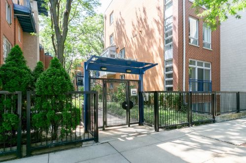 24 May St, Chicago, IL 60607-2081