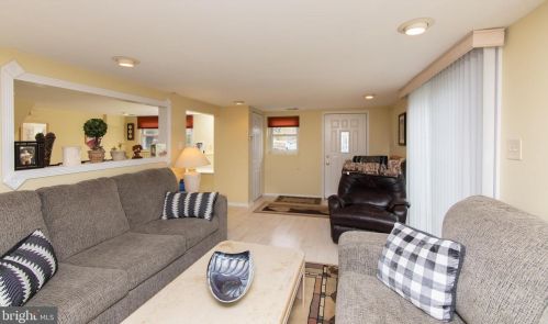 18 Trinity Ln, Blenheim NJ exterior