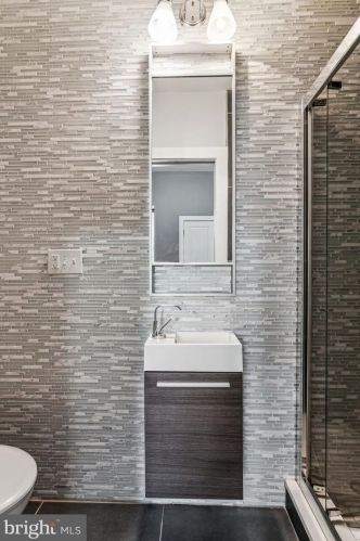 3146 Broad St, Philadelphia PA 19147-4919 exterior