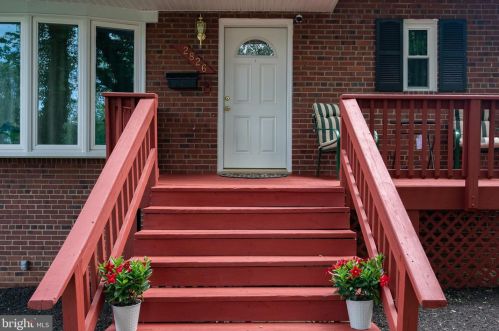 2826 James Dr, Alexandria, VA 22303-1350