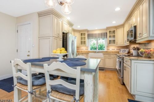 3 Hillside Dr, Clinton NJ 08809-1244 exterior