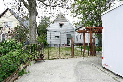 3237 Booth St, Milwaukee WI 53212-2135 exterior