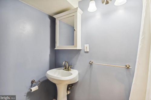 1612 Oakcrest Dr, Alexandria VA 22302-2337 exterior