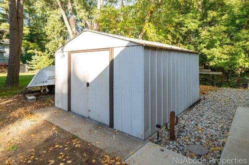 912 Westend Ave, Grand Rapids MI 49504-3847 exterior