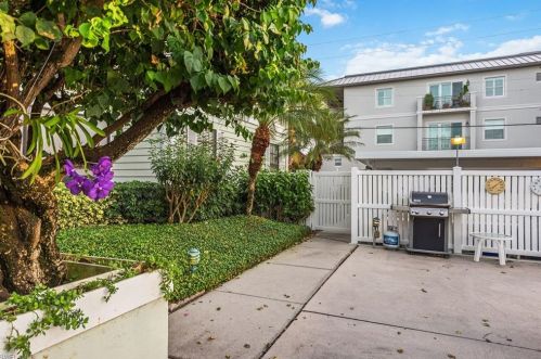 880 8th Ave, Naples FL 34102-6962 exterior