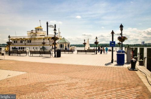 720 Bracey Ln, Alexandria VA  22314-6245 exterior