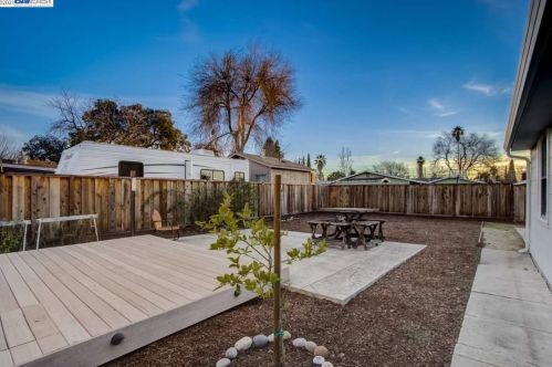 1875 Granada Dr, Concord CA 94519-1330 exterior