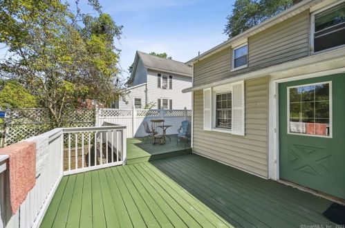 43 St, Windsor Locks CT 06096-1357 exterior