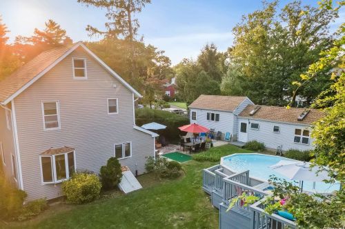 12 Cedarwood Dr, Huntington Station NY 11746-1305 exterior