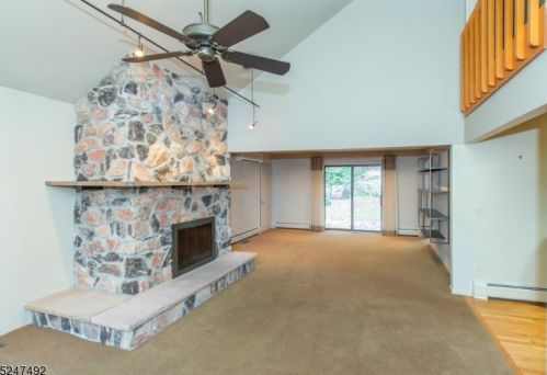 3 Pinewood Ter, Kinnelon, NJ 07405-2186