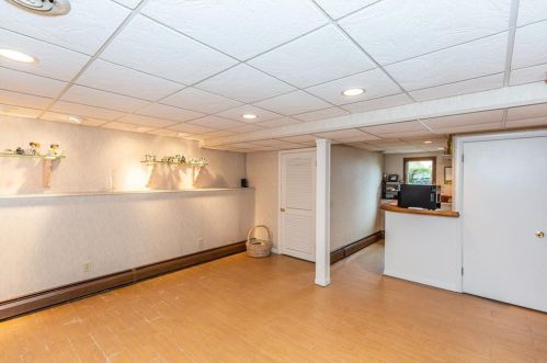 8 Ferncrest Dr, Providence RI 02919-3503 exterior