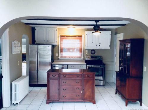 87 St, Windsor CT 06095-2408 exterior