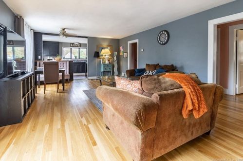 310 Roosevelt Dr, Seymour CT 06478-1738 exterior