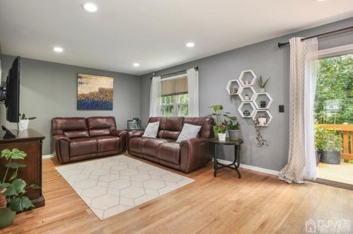 10 Snowflake Ln, Edison NJ 08820-1462 exterior