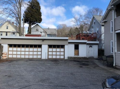 8 Ave, Derby CT 06418-1619 exterior