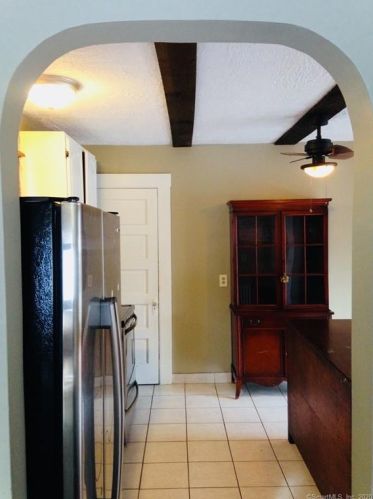 87 St, Windsor CT 06095-2408 exterior