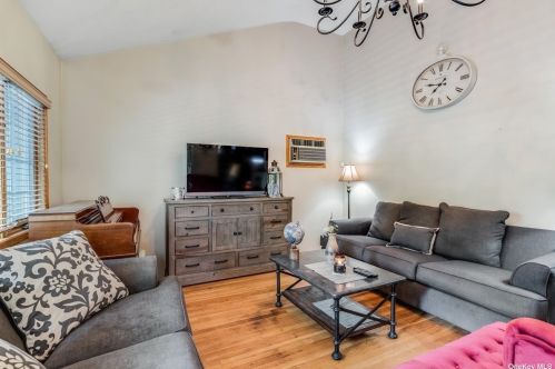 59 Murdock St, Huntington Station, NY 11746-4360